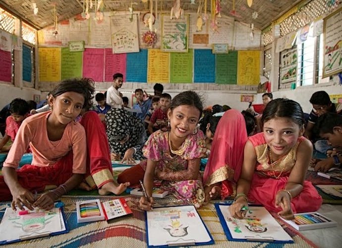 Gevluchtte Rohingya-kinderen in een onderwijscentrum in Cox Bazar, Bangladesh