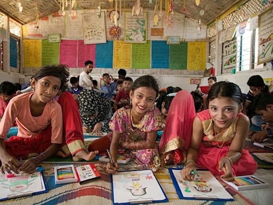 Gevluchtte Rohingya-kinderen in een onderwijscentrum in Cox Bazar, Bangladesh