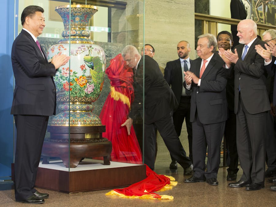 De Chinese president Xi Jinping bij zijn bezoek in 2016 aan de VN in Genève. Rechts secretaris-generaal van de VN Antonio Guterres (met de roze stropdas).
