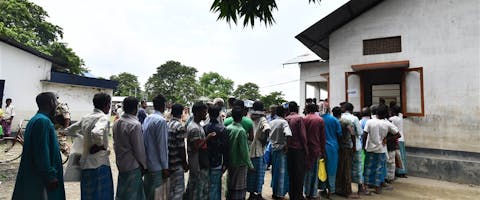 Mensen staan in Assam te wachten tot ze zich kunnen inschrijven in het burgerregister