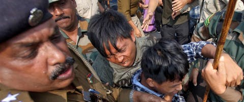 De politie treedt keihard op tegen demonstranten die demonstreren tegen de aangepaste burgerschapswet die moslims achterstelt