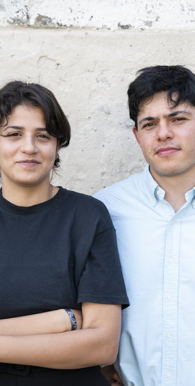 Sarah Mardini (24) en Seán Binder (25) kunnen 25 jaar gevangenisstraf krijgen omdat ze op het Griekse eiland Lesbos vluchtelingen uit zee probeerden te redden.