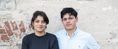 Sarah Mardini (24) en Seán Binder (25) kunnen 25 jaar gevangenisstraf krijgen omdat ze op het Griekse eiland Lesbos vluchtelingen uit zee probeerden te redden.