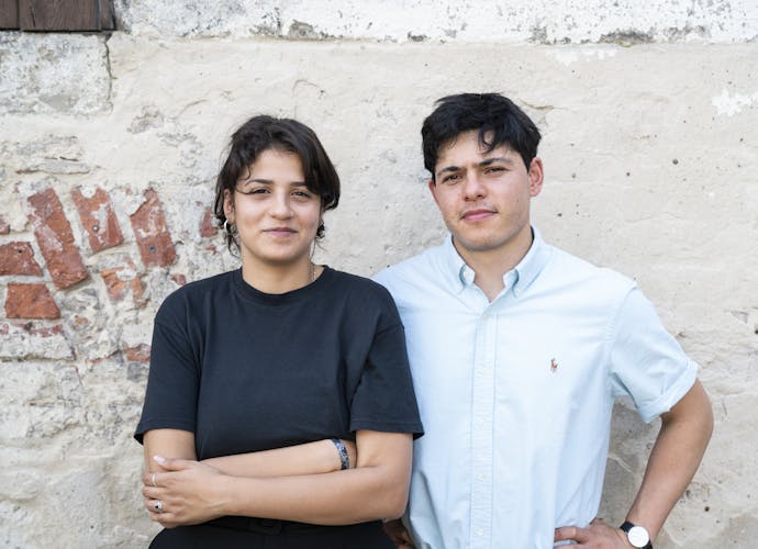 Sarah Mardini (24) en Seán Binder (25) kunnen 25 jaar gevangenisstraf krijgen omdat ze op het Griekse eiland Lesbos vluchtelingen uit zee probeerden te redden.