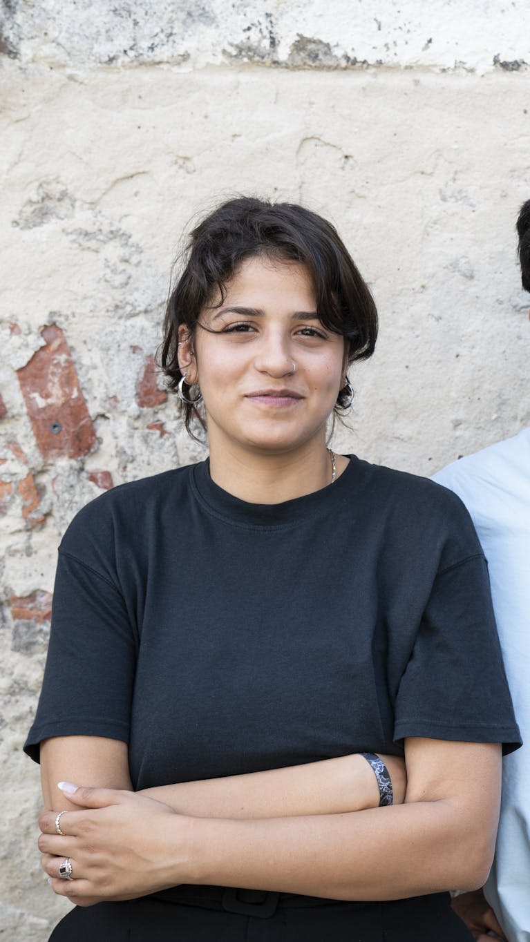 Sarah Mardini (24) en Seán Binder (25) kunnen 25 jaar gevangenisstraf krijgen omdat ze op het Griekse eiland Lesbos vluchtelingen uit zee probeerden te redden.
