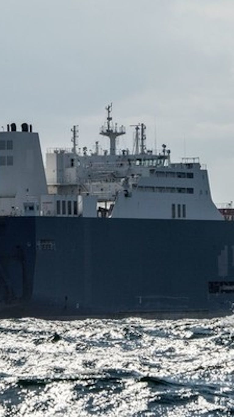 Vrachtschip Bahri Yanbu in 2019 in de buurt van de Franse |haven Le Havre. Het schip vervoert wapens die door Saudi-Arabië ingezet worden in de oorlog in Jemen