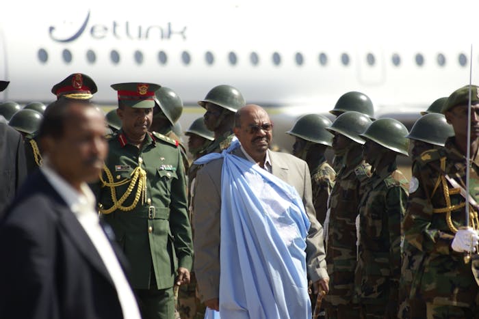 De voormalige president van Sudan Omar al-Bashir wordt beschuldigd van genocide