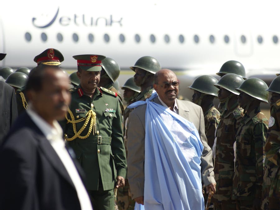 De voormalige president van Sudan Omar al-Bashir wordt beschuldigd van genocide