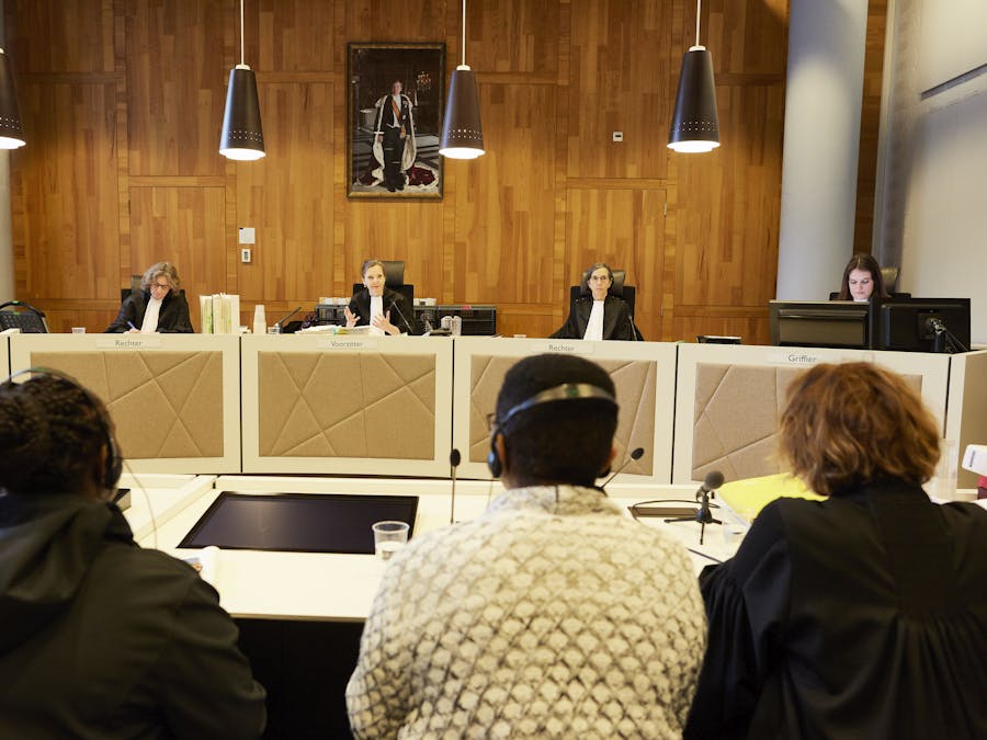 Esther Kiobel, Victoria Bera en advocate Channa Durlacher tijdens de rechtszaak tegen Shell in Den Haag