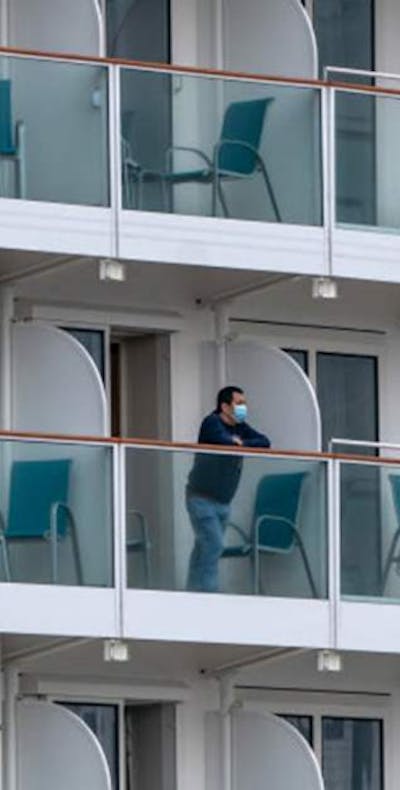 Mensen mogen niet van boord van het cruiseschip ivm de uitbraak van het coronavirus in China