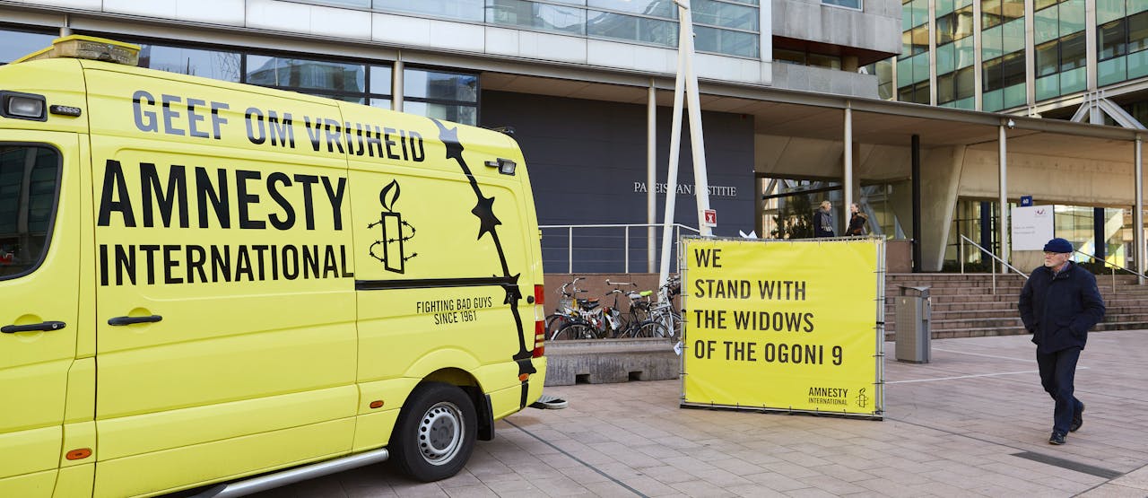 Amnesty ondersteunt vier Nigeriaanse weduwen die in Den Haag een rechtszaak aanspanden tegen Shell voor ,edeplichtigheid aan de executie van hun echtgenoten: de Ogoni Nine, 12 februari 2019.