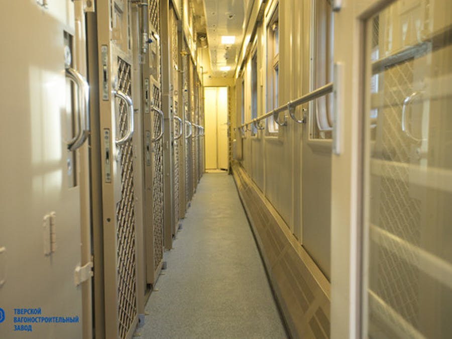 Trein waarmee in Rusland gevangenen worden vervoerd. Ze zitten dicht opeengepakt in slecht geventileerde treincoupés, zonder licht, water of sanitaire voorzieningen.