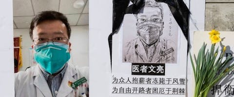 Toen de Chinese arts en klokkenluider Li Wenliang aan het coronavirus overleed, werd op tragische wijze duidelijk hoe de Chinese overheid het delen van cruciale informatie tegenhoudt en zo het recht op vrije meningsuiting onderdrukt.