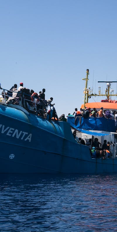 De reddingsboot Iuventa met geredde mensen aan boord