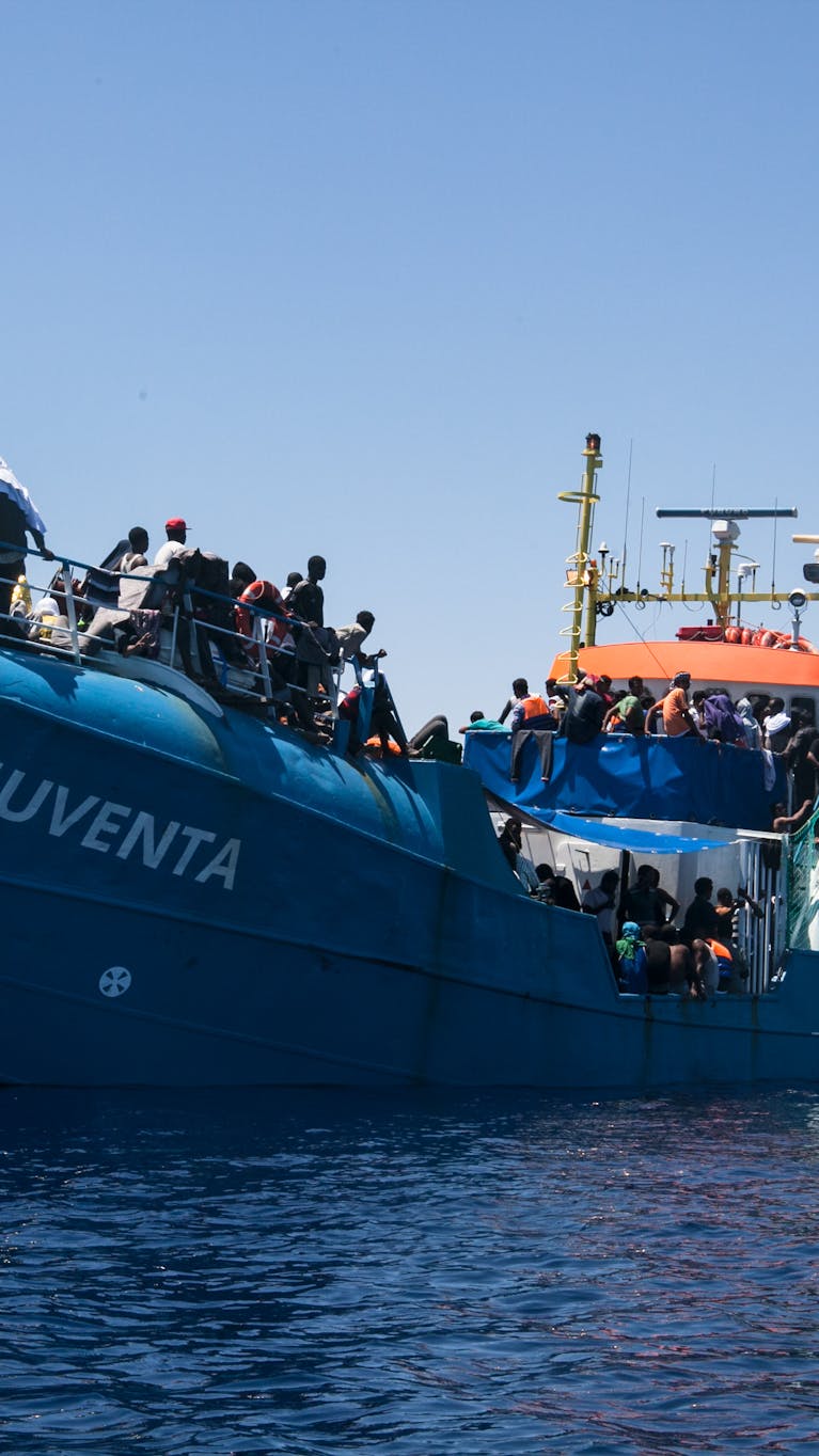 De reddingsboot Iuventa met geredde mensen aan boord