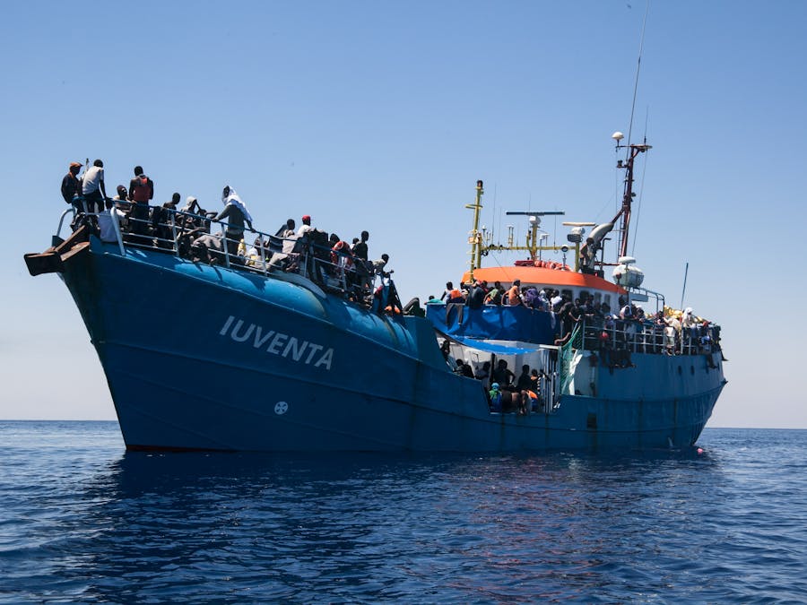 De reddingsboot Iuventa met geredde mensen aan boord