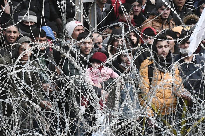 Mensenop de vlucht gestrand aan de Turks-Griekse grens