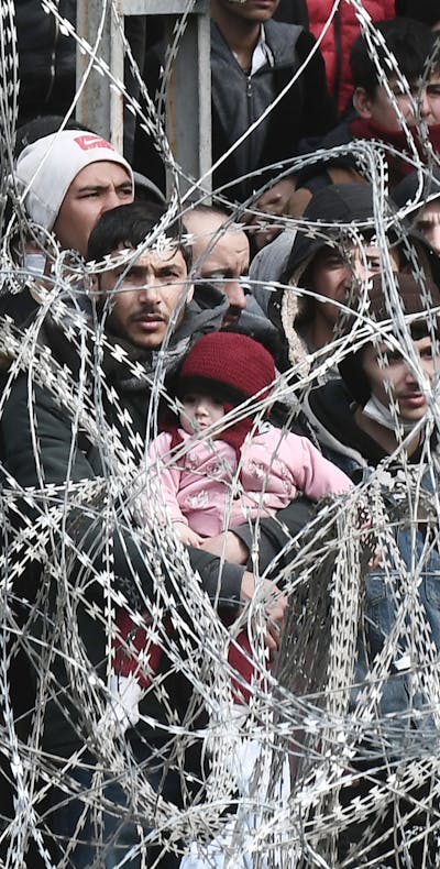 Mensenop de vlucht gestrand aan de Turks-Griekse grens