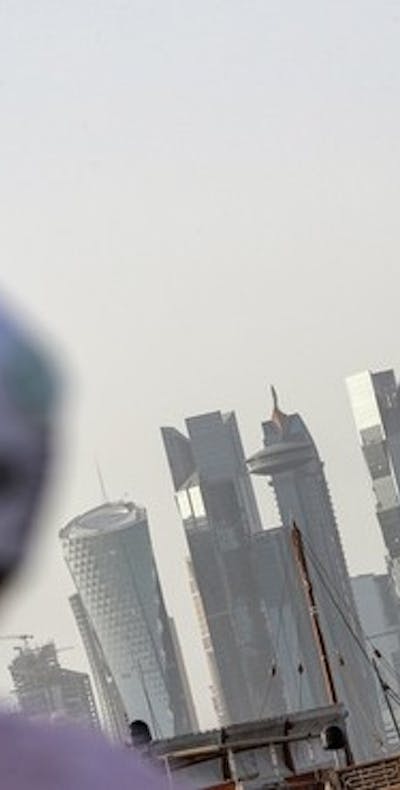 Een man, met een mondkapje om zich te beschermen tegen het coronavirus, in Doha, de hoofdstad van Qatar.