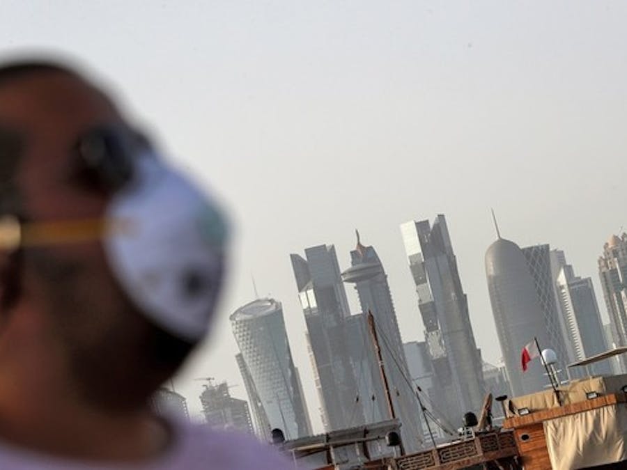 Een man, met een mondkapje om zich te beschermen tegen het coronavirus, in Doha, de hoofdstad van Qatar.