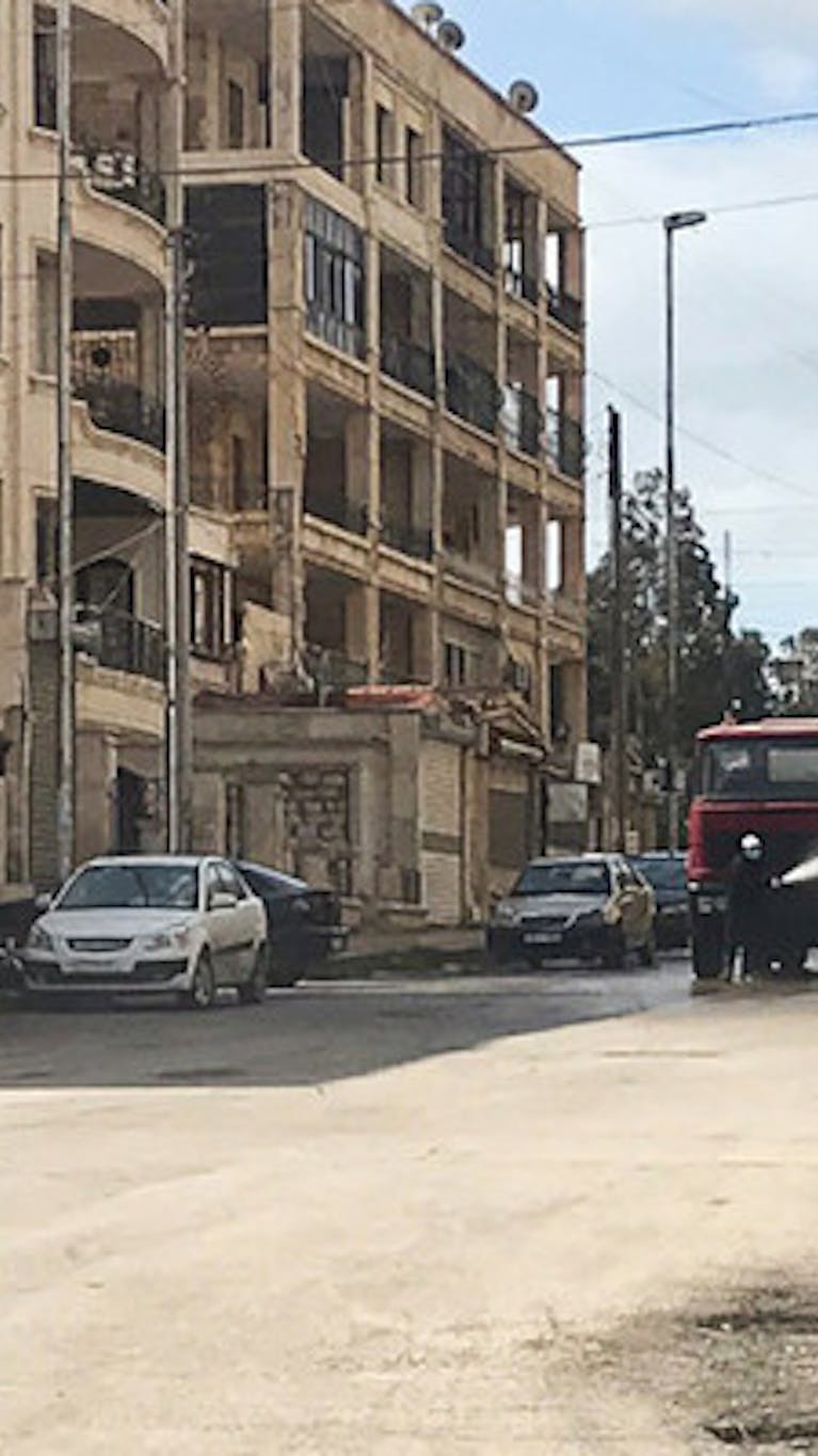 Om verspreiding van het coronavirus tegen te gaan worden de straten in de Syrische stad Latakia gedesinfecteerd