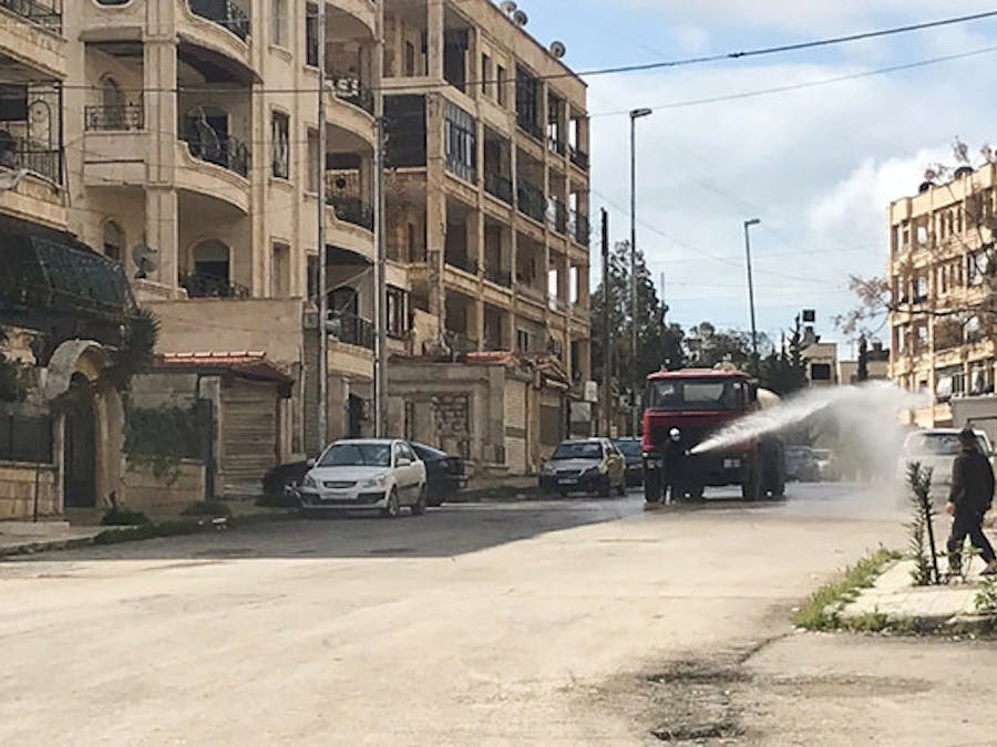 Om verspreiding van het coronavirus tegen te gaan worden de straten in de Syrische stad Latakia gedesinfecteerd