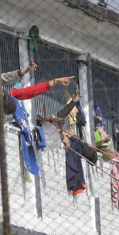 Opstand in de Lo Modelo-gevangenis in de Colombiaanse hoofdstad Bogotá. Gevangenen vinden dat er te weinig wordt gedaan om hen tegen het coronavirus te beschermen.