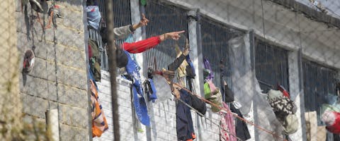 Opstand in de Lo Modelo-gevangenis in de Colombiaanse hoofdstad Bogotá. Gevangenen vinden dat er te weinig wordt gedaan om hen tegen het coronavirus te beschermen.