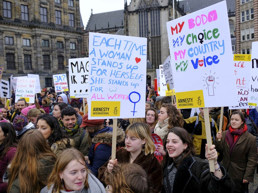 Amnesty-activisten tijdens Women's March in Amsterdam, 8 maart 2020