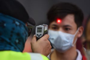 In Thailand wordt de temperatuur gemeten in de strijd tegen de verspreiding van het coronavirus. © Yuttachai Kongprasert/SOPA Images via ZUMA Wire