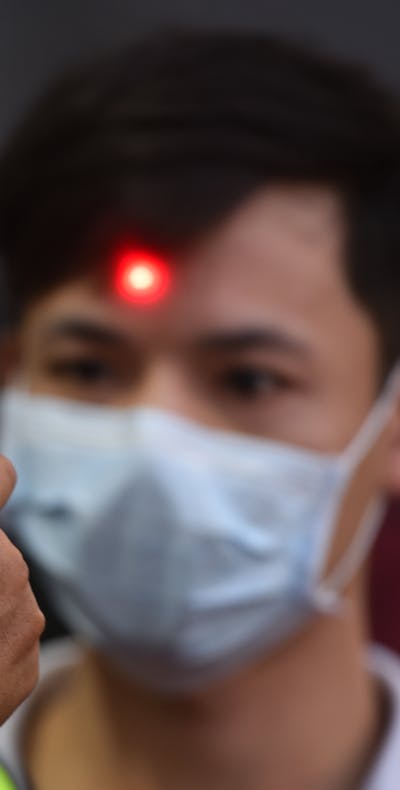 In Thailand wordt de temperatuur gemeten in de strijd tegen de verspreiding van het coronavirus. © Yuttachai Kongprasert/SOPA Images via ZUMA Wire
