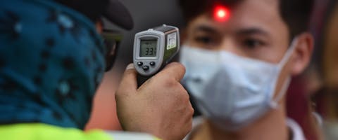 In Thailand wordt de temperatuur gemeten in de strijd tegen de verspreiding van het coronavirus. © Yuttachai Kongprasert/SOPA Images via ZUMA Wire