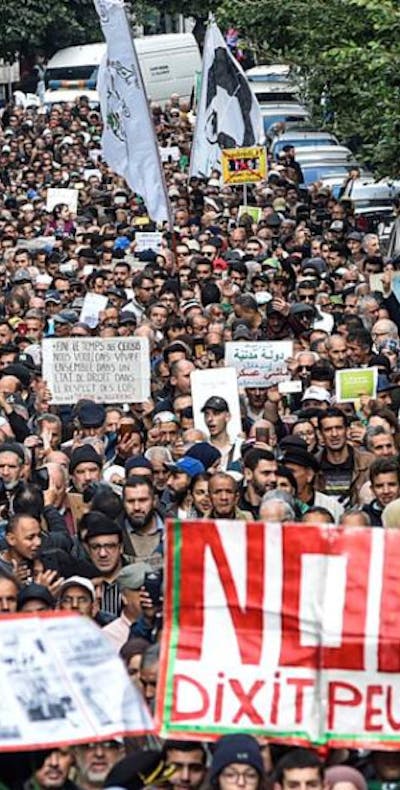 Protesten in Algerije tegen de regering.