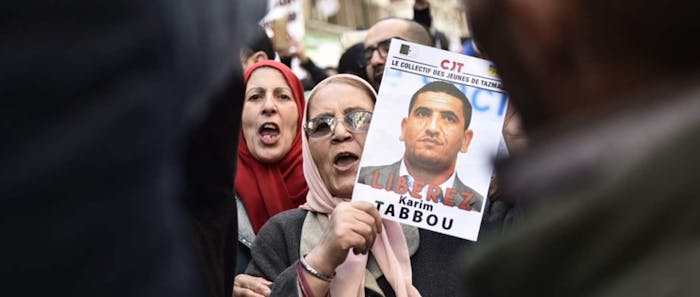 In Algerije is Karim Tabbou, leider van oppositiepartij Union Democratique et Sociale, eveneens tot 1 jaar cel en een boete van 375 euro veroordeeld.