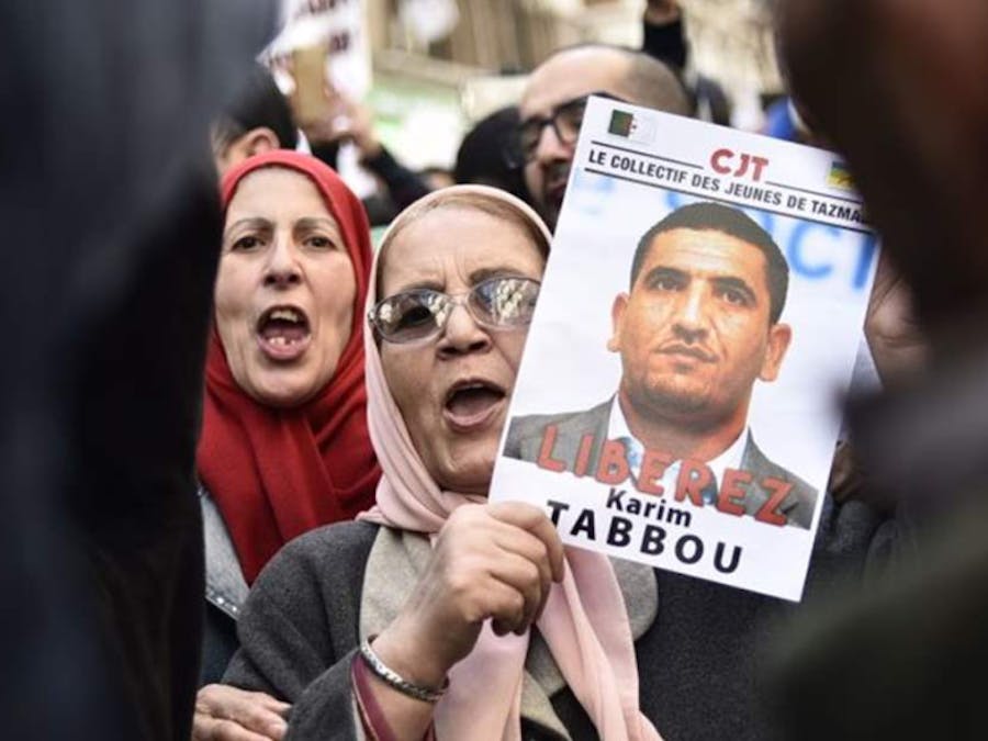 In Algerije is Karim Tabbou, leider van oppositiepartij Union Democratique et Sociale, eveneens tot 1 jaar cel en een boete van 375 euro veroordeeld.