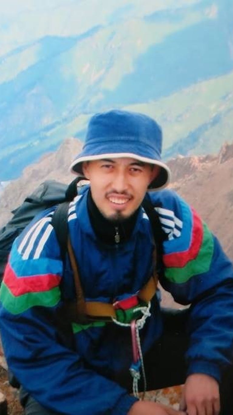Een rechtbank in Almaty heeft gewetensgevangene Alnur Ilyashev gestraft met drie jaar vrijheidsbeperking vanwege het verspreiden van valse informatie. Hij uitte kritiek op de corona-aanpak van de regering van Kazachstan.