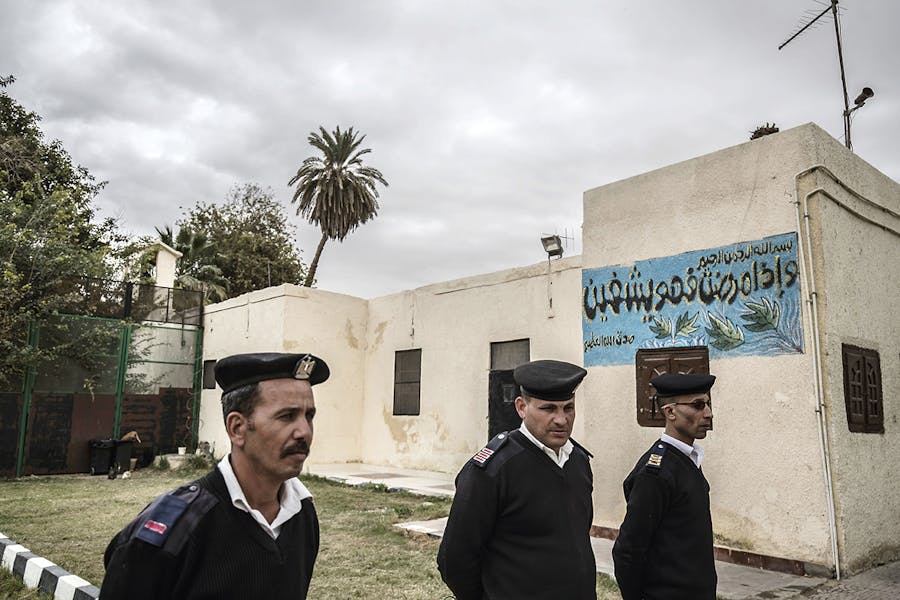 Politieagenten bewaken de Tora-gevangenis in Cairo