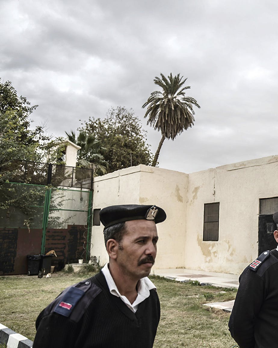 Politieagenten bewaken de Tora-gevangenis in Cairo