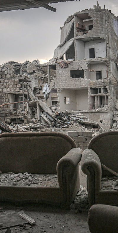 In het noordwesten van Syrië bombarderen het Surische en Russische leger moedwillig burgerdoelen zoals ziekenhuisen en scholen.