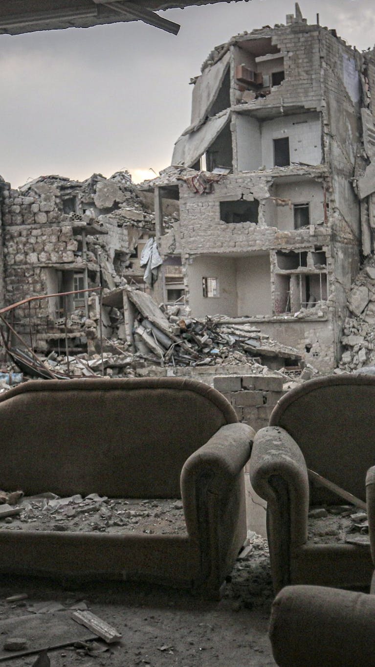 In het noordwesten van Syrië bombarderen het Surische en Russische leger moedwillig burgerdoelen zoals ziekenhuisen en scholen.