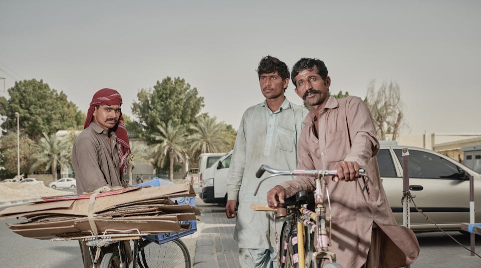 Arbeidsmgiranten verdienen in Dubai zo'n 150 tot 300 dollar (128 tot 275 euro) per maand. Daarom proberen zeo p allerlei manieren wat bij te verdienen, zoals het verzamelen van karton om te recyclen.