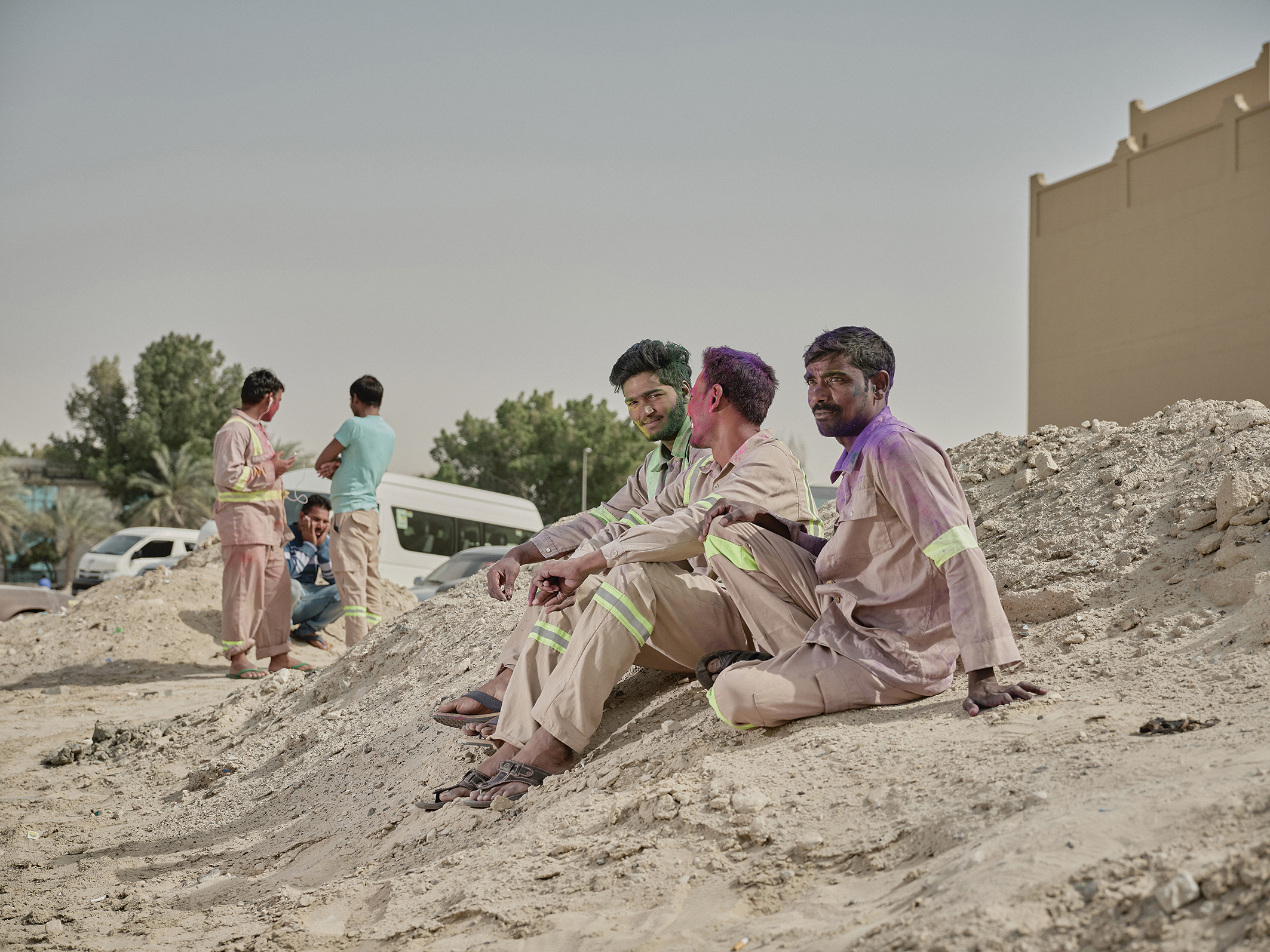 Een groep arbeidsmigranten nadat ze het hindoeïstische Holifeest gevierd hebben.