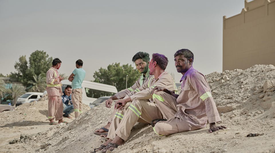 Een groep arbeidsmigranten nadat ze het hindoeïstische Holifeest gevierd hebben.