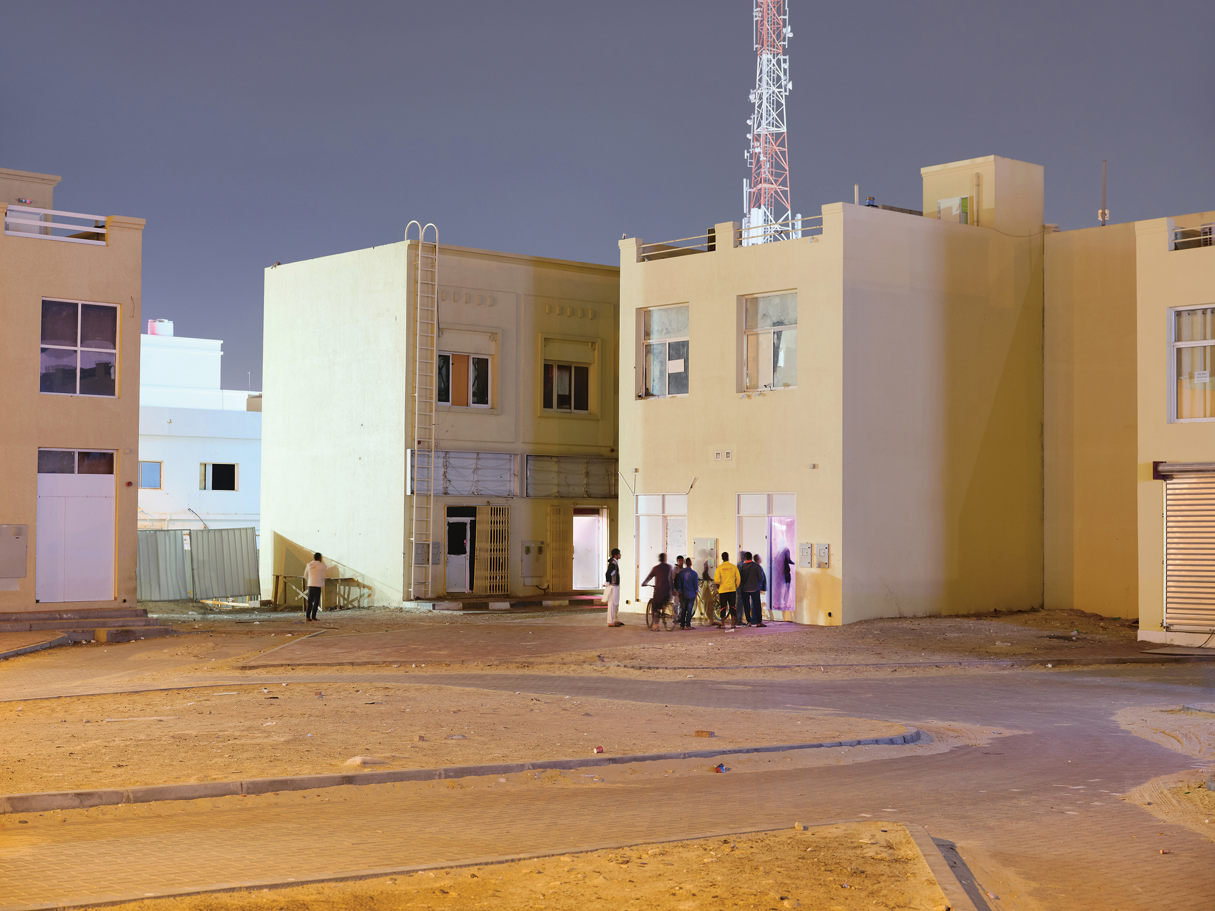 Arbeiders staan in de rij voor een illegaal bordeel in Dubai. De mannen zijn vaak jarenlang gescheiden van hun gezinnen, die niet mogen overkomen vanuit hun thuisland.