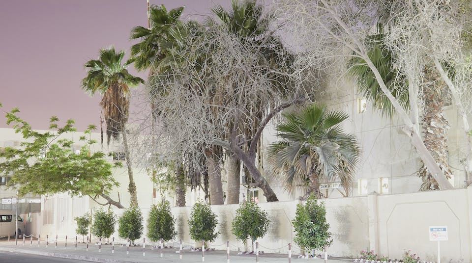 Een van de werkkampen in Dubai van buitenaf.