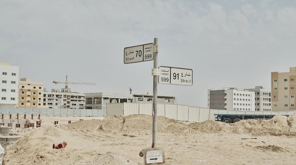 Op deze zandvlakte in Dubai moet een nieuwe wijk verrijzen. Het straatnaambord is alvast geplaatst.