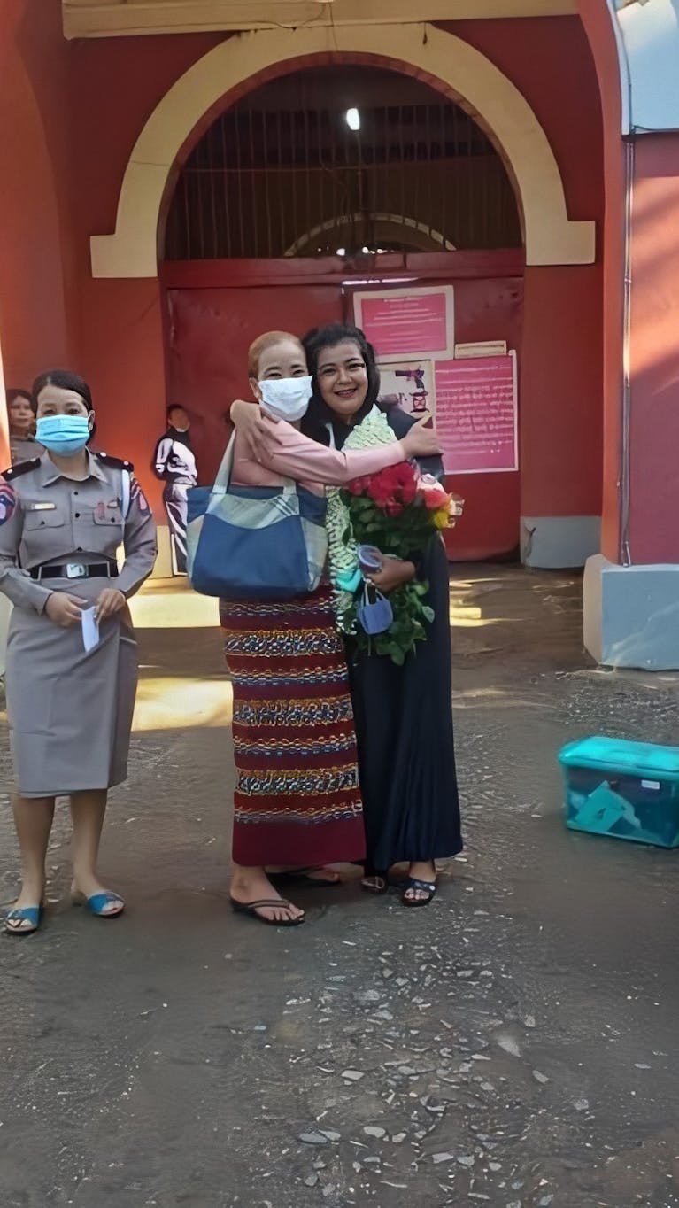 Khin Cho Naing en haar moeder na haar vrijlating uit de gevangenis.