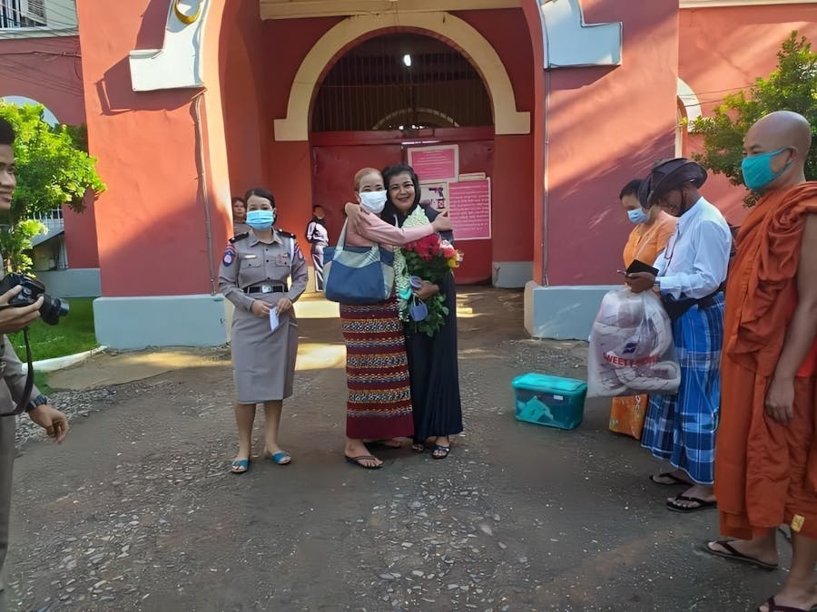Khin Cho Naing en haar moeder na haar vrijlating uit de gevangenis.