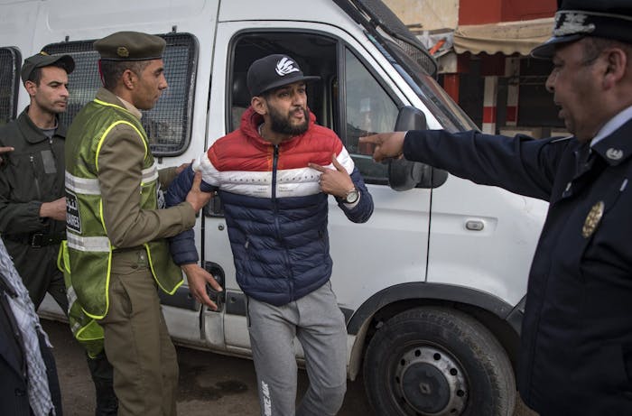 In de Marokkaanse hoofdsatd Rabat wordt een man aanghouden omdat hij zich niet aan de coronaregels hield