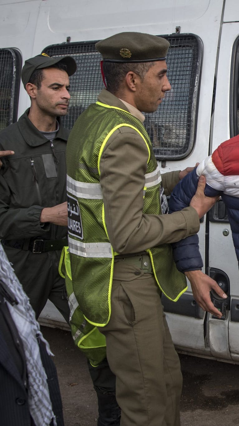 In de Marokkaanse hoofdsatd Rabat wordt een man aanghouden omdat hij zich niet aan de coronaregels hield
